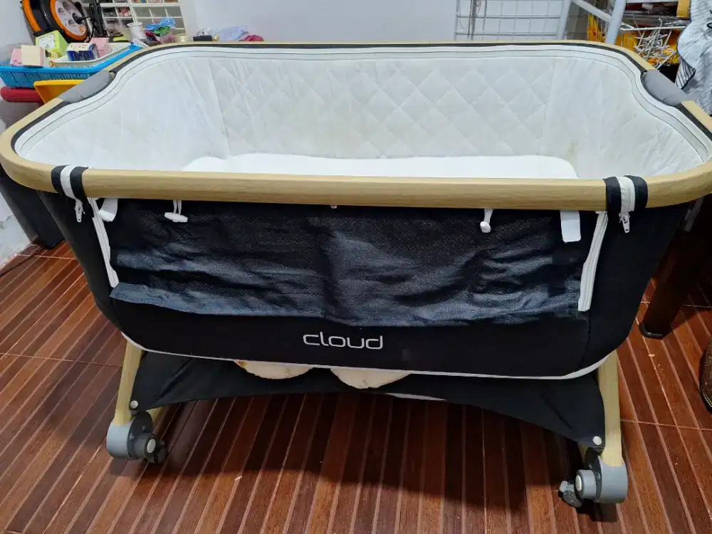 Tempat tidur bayi kondisi masih layak pakai