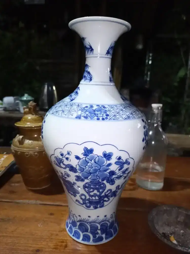 Hand painted Under glazed vase Antik