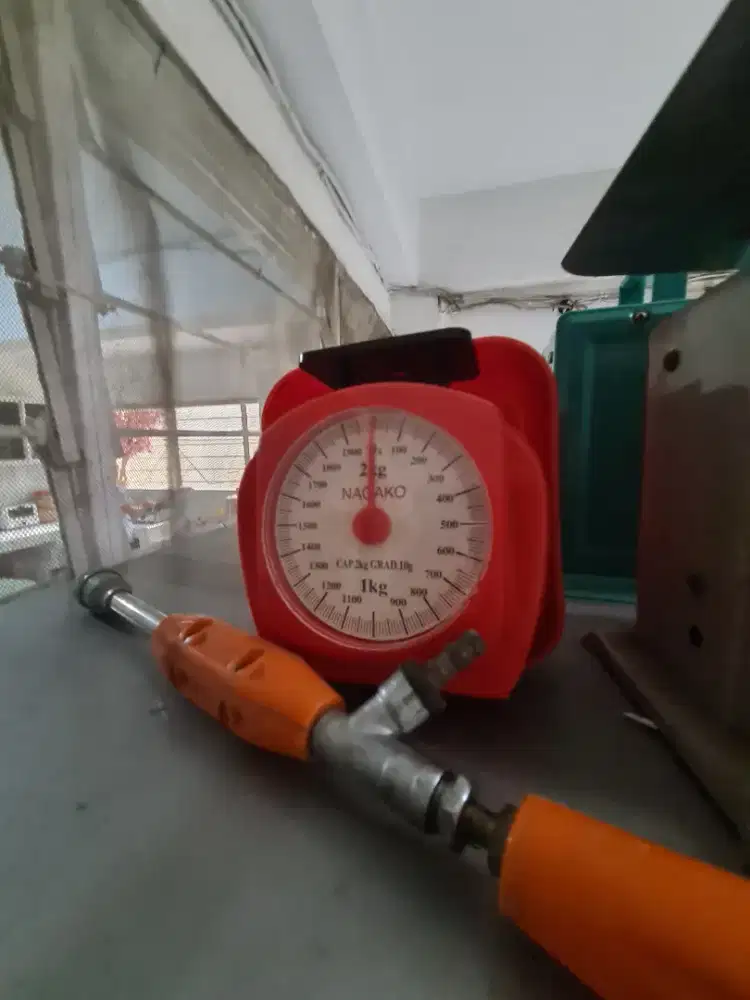 Alat timbangan plastik warna merah