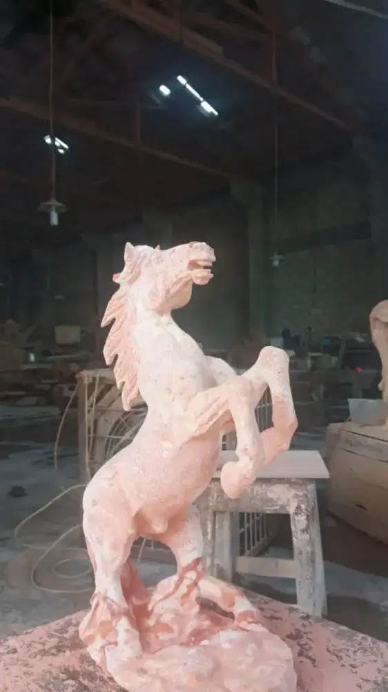 Patung kuda dari batu alam