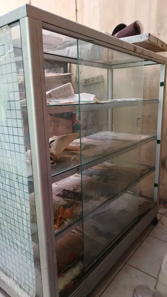 Dijual Cepat! Etalase Kaca 2 Unit – Harga Super Hemat!
