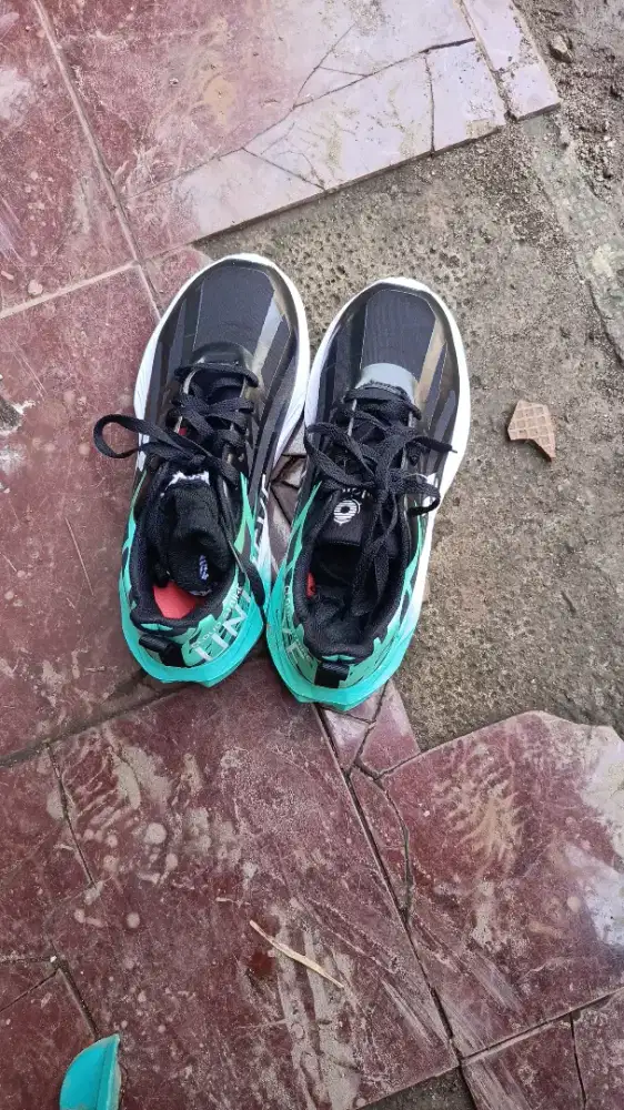 D jual sepatu masih baru karena kekecilan