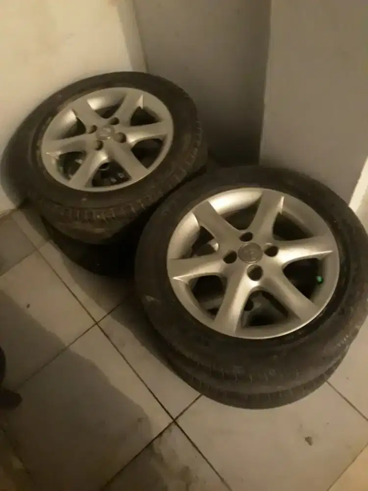Dijual velg dan ban mobil corrola altis R15/195/60