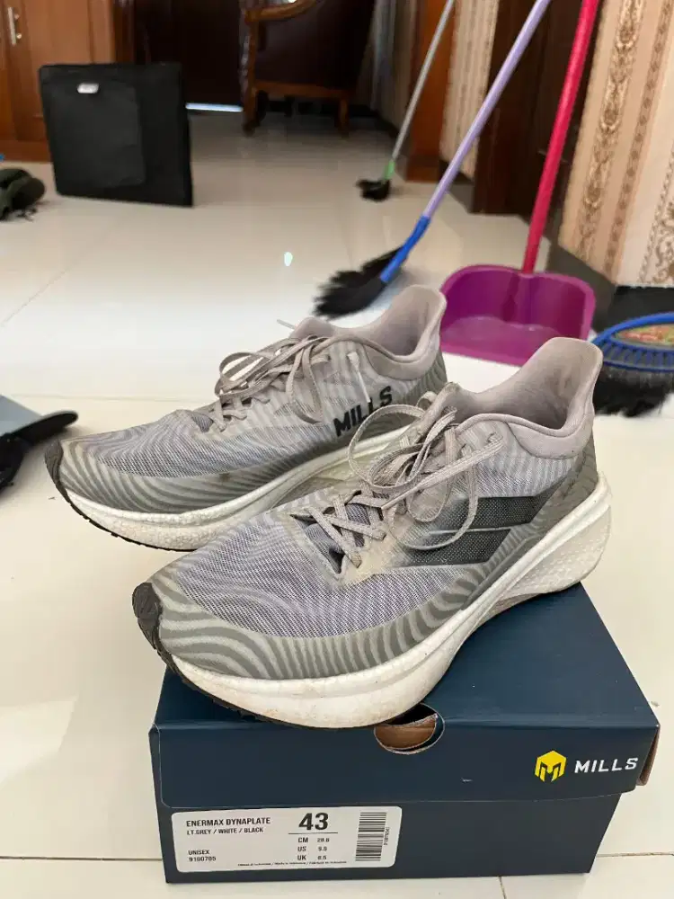 Sepatu Lari Mills