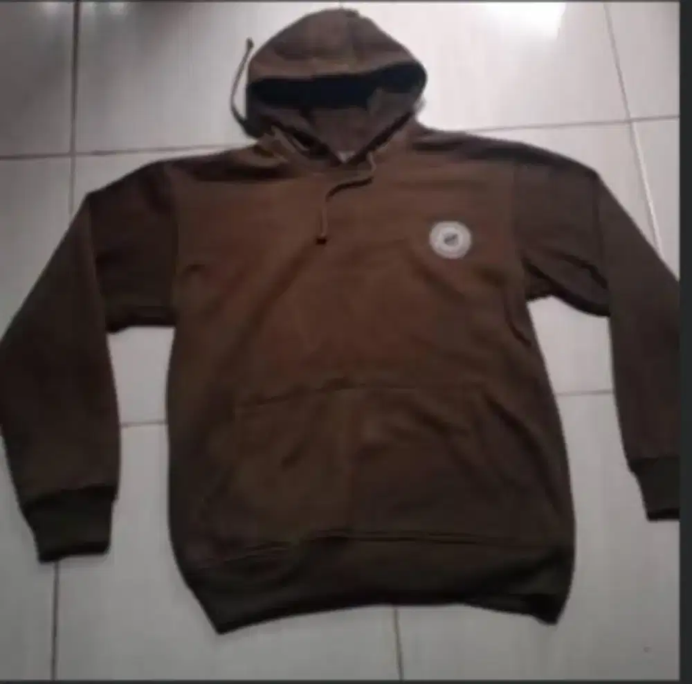 Sweater putih ukuran L dan sweater hijau ukuran L