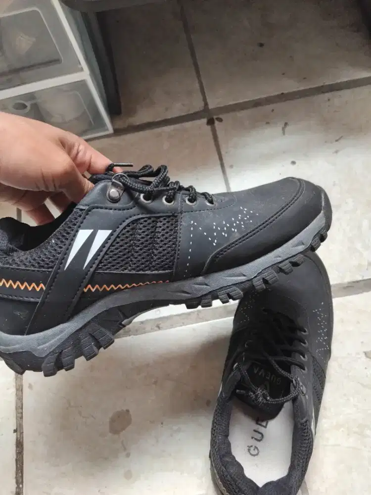 Sepatu gueva bekas
