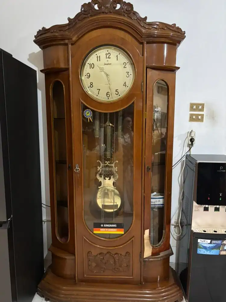 Jam antik kayu pajangan