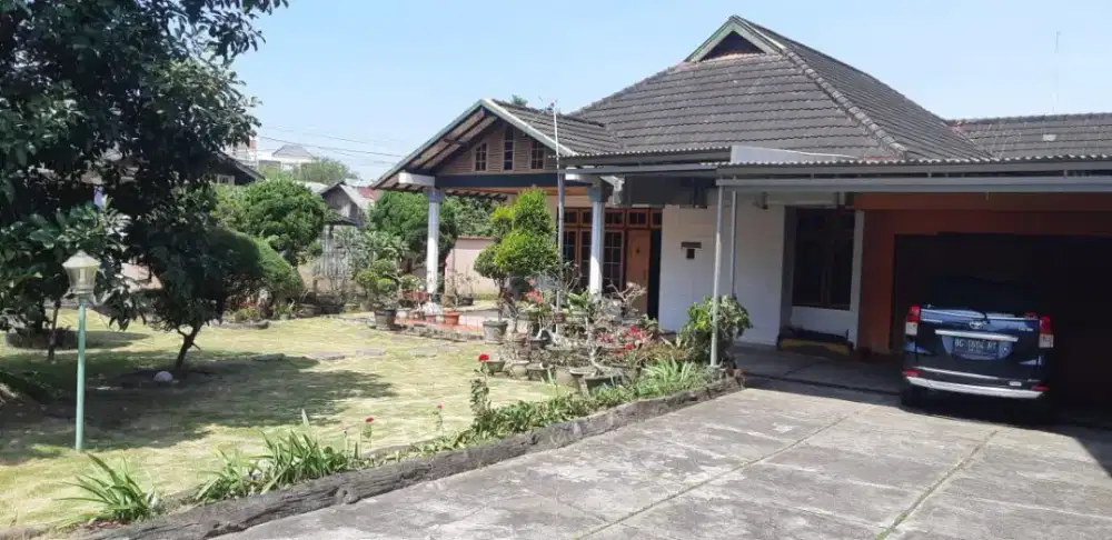Rumah belakang sekolah Paramount