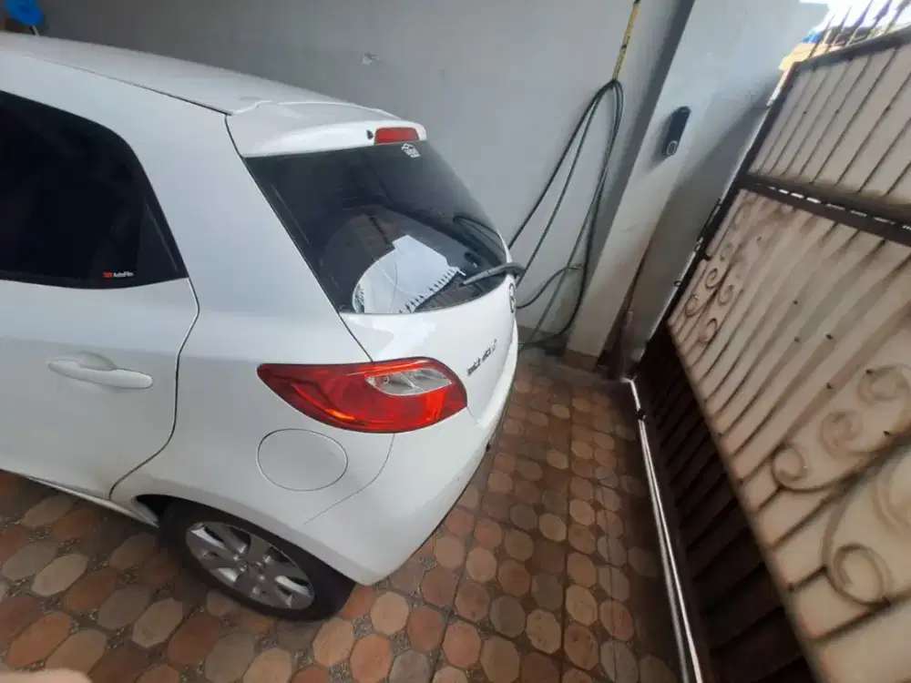 Di jual mobil Mazda 2