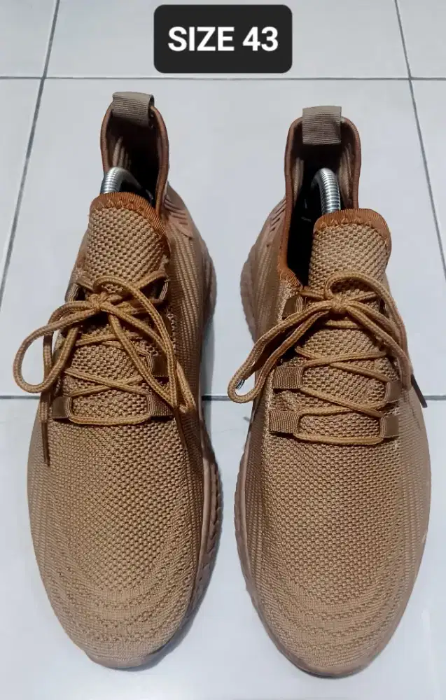 SEPATU IMPORT / SNEAKERS SIZE 43