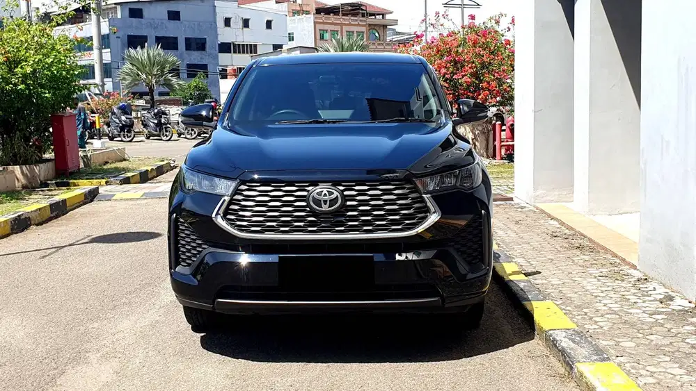 Toyota Zenix 2.0 G CVT Bensin AT Hitam NIK 2024 Like New Low Km Record