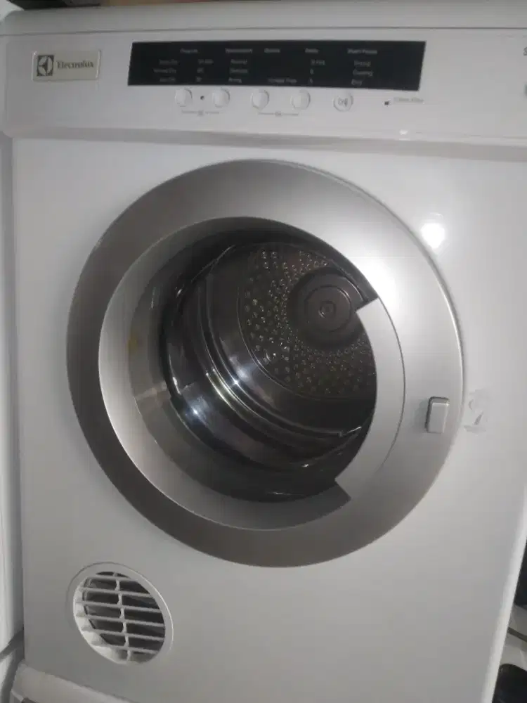 Drayer / pengering pakaian merk electrolux