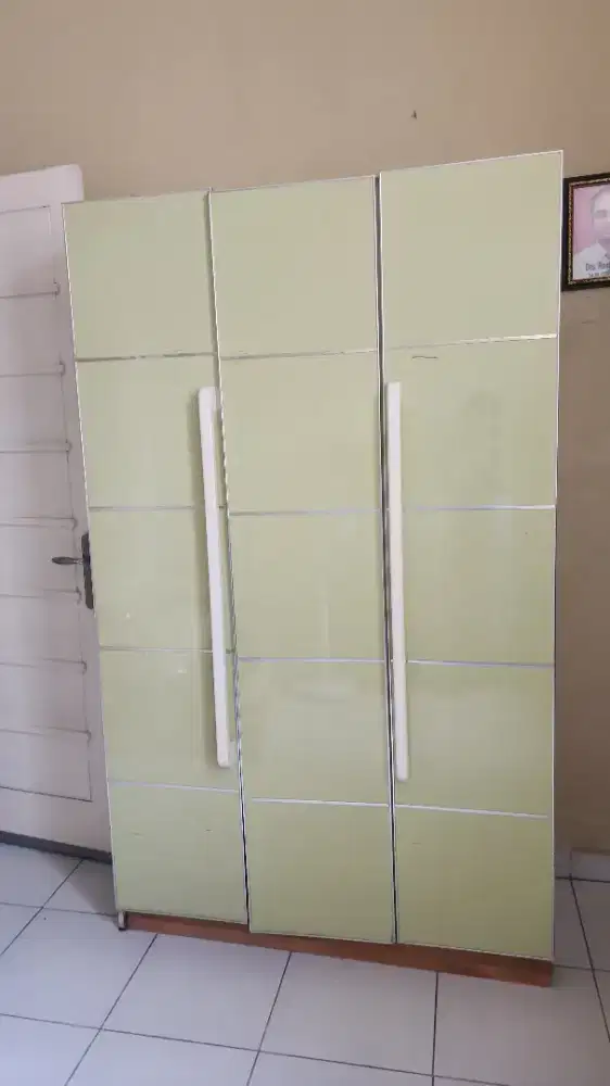 Lemari Pakaian 3 pintu