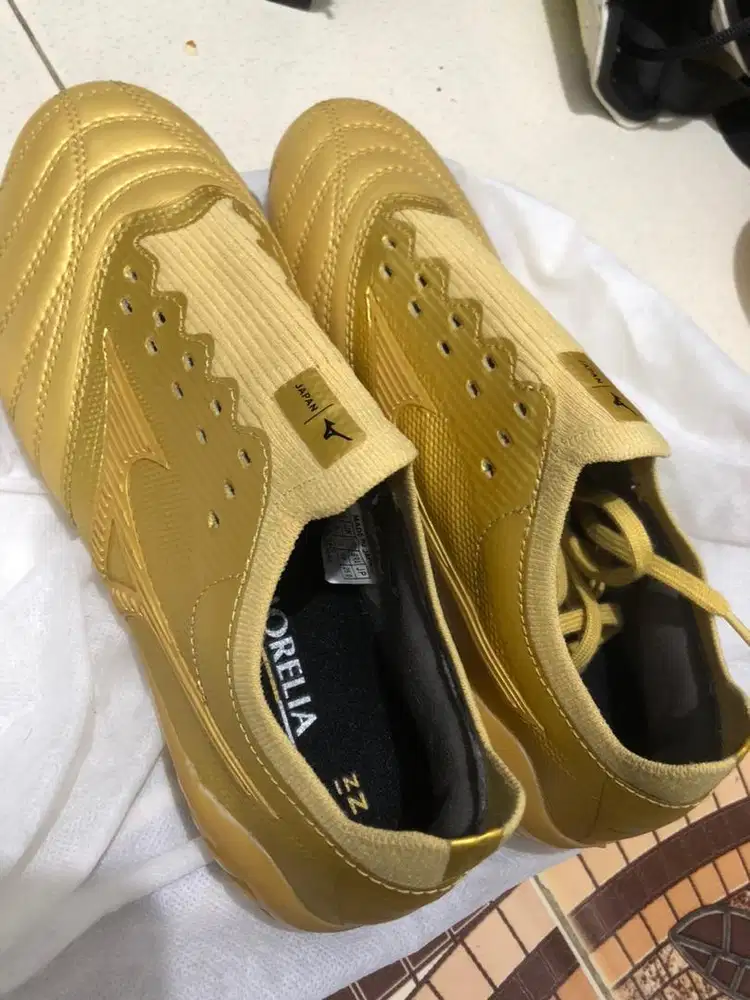 Sepatu Bola Mizuno Beta 3 Kulit Gold Metalic