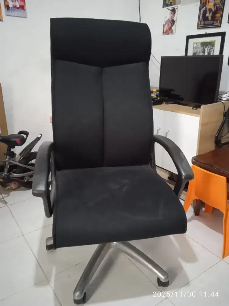 Kursi kantor 5 roda model tinggi