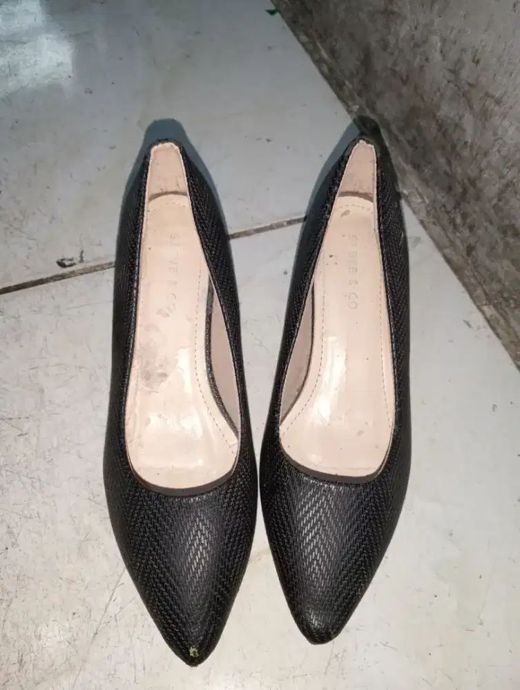 Sepatu hak tinggi hitam Steve & Co.