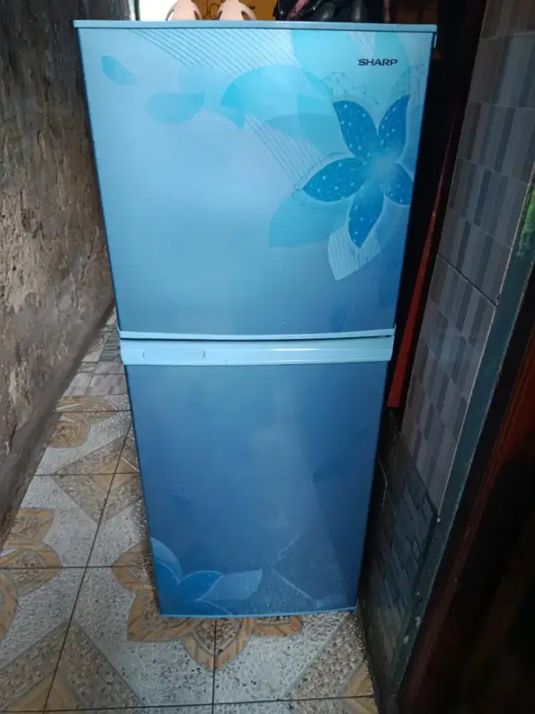 Kulkas 2 pintu merek Sharp