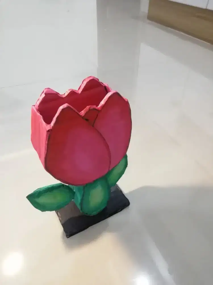 Tempat pensil dari kardus bekas