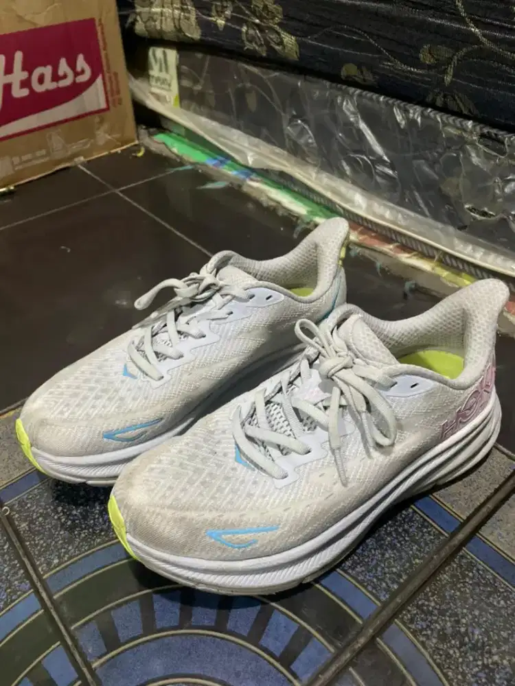 Sepatu lari Hoka
