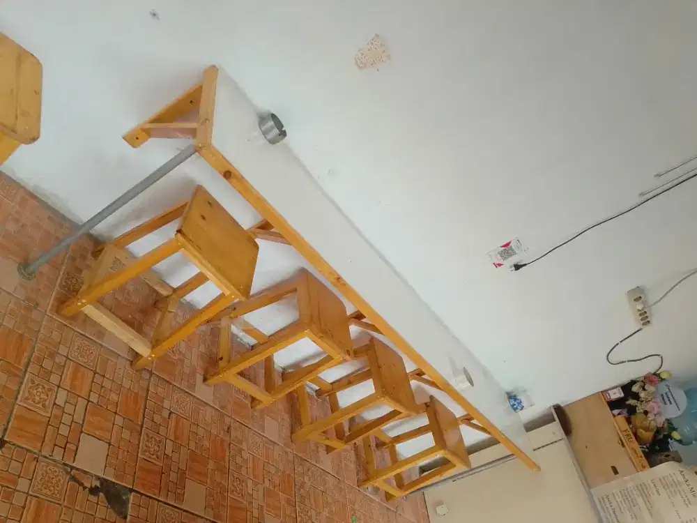 Meja panjang kokoh dengan kursi