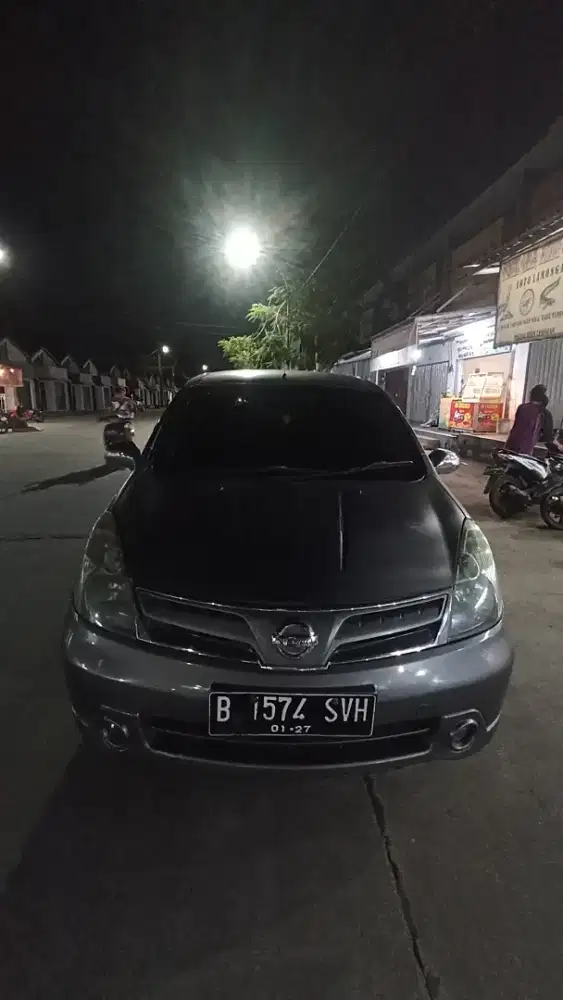 Mobil Nissan Livina tahun 2012