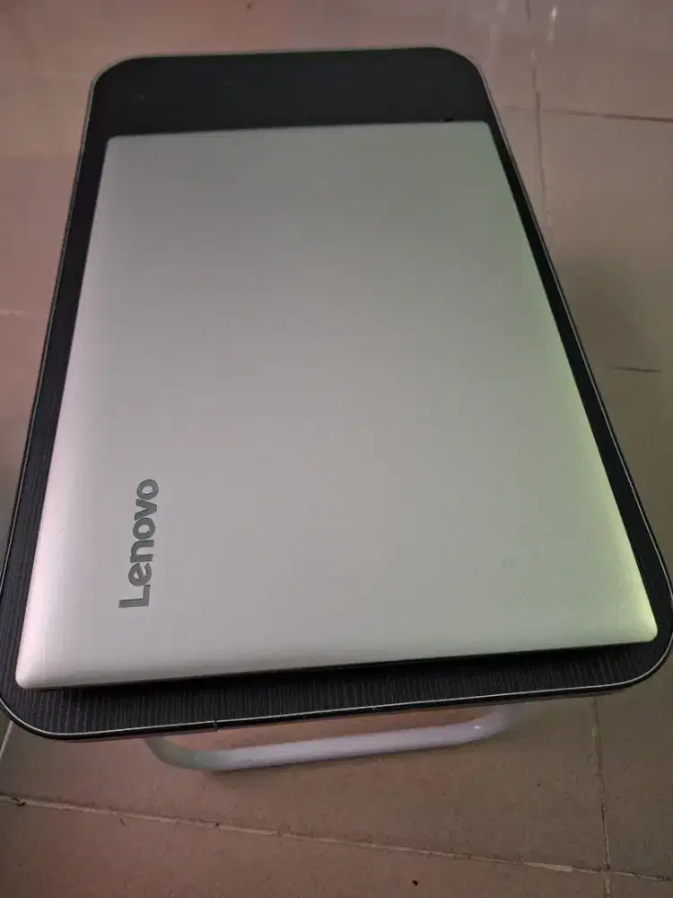 Bismillah dijual laptop lenovo slim A9 ram 8gb siap pakai