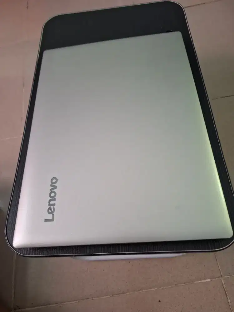 Bismillah dijual laptop lenovo slim A9 ram 8gb siap pakai
