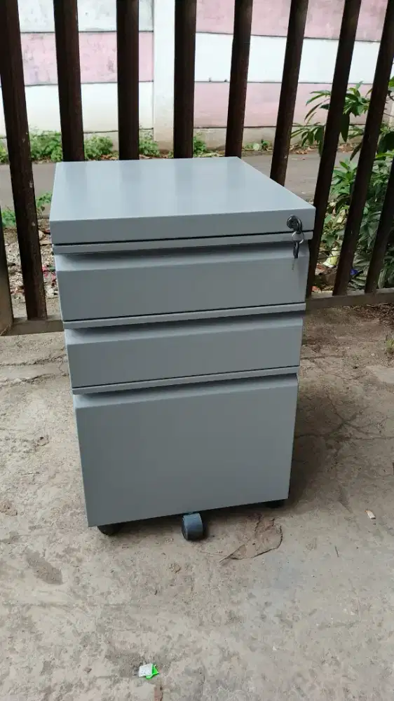 Jual.berbagai alat2 kantor. Nakas full besi. Meja kursi lemari arsip