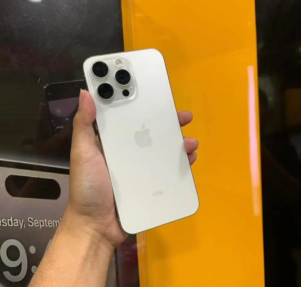 iPhone 15 Pro Max 256GB Garansi Resmi iBox White BH 84%
