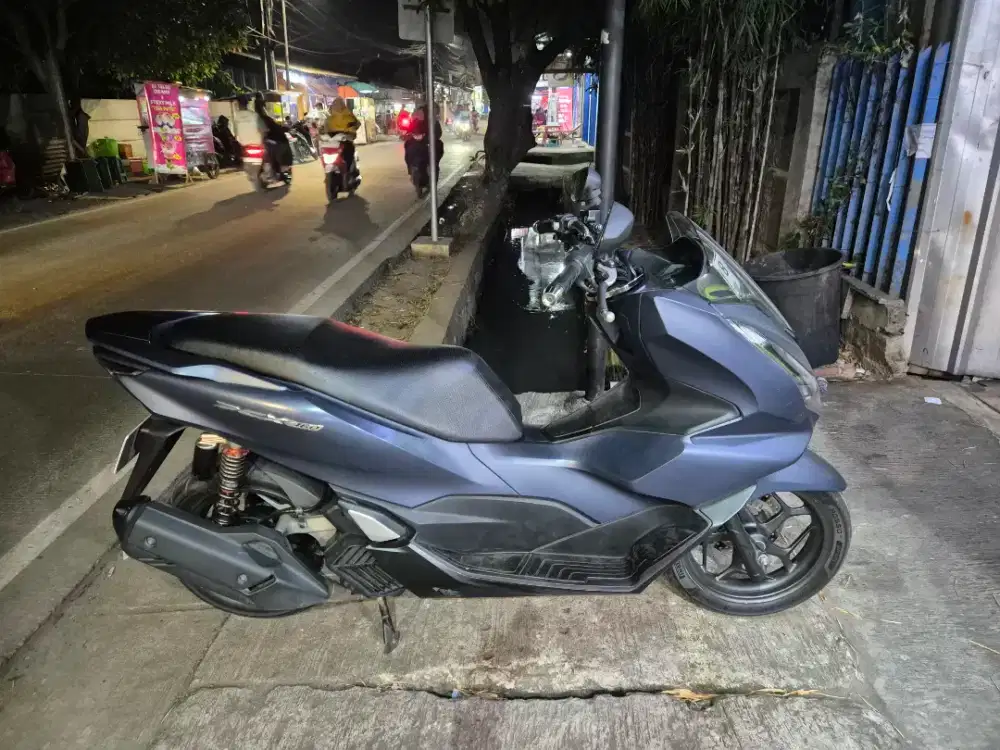 Honda PCX 160 CBS 2023 Warna Biru Pemakaian Pribadi