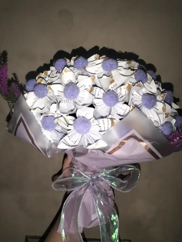 Buket bunga dari kertas bekas