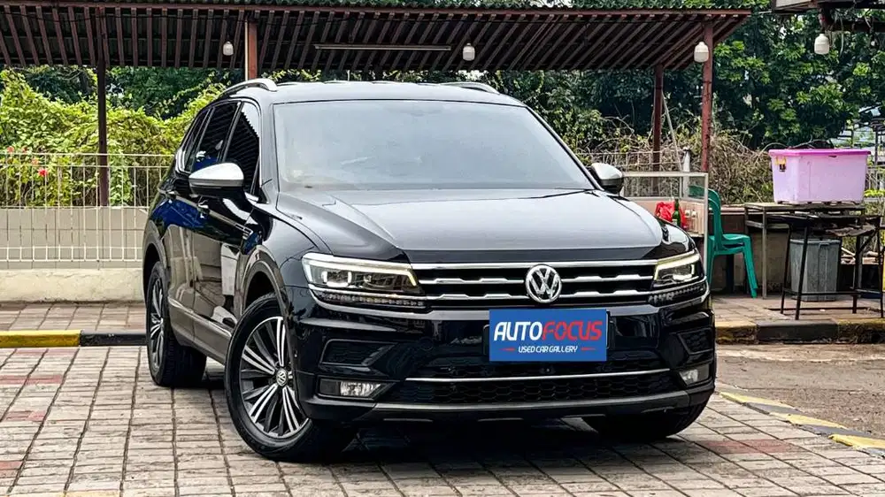 Volkswagen VW Tiguan Allspace 1.4 TSI AT 2021 Hitam Metalik Low Km 41r