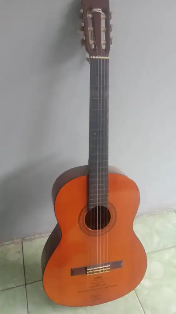 Gitar akustik Yamaha