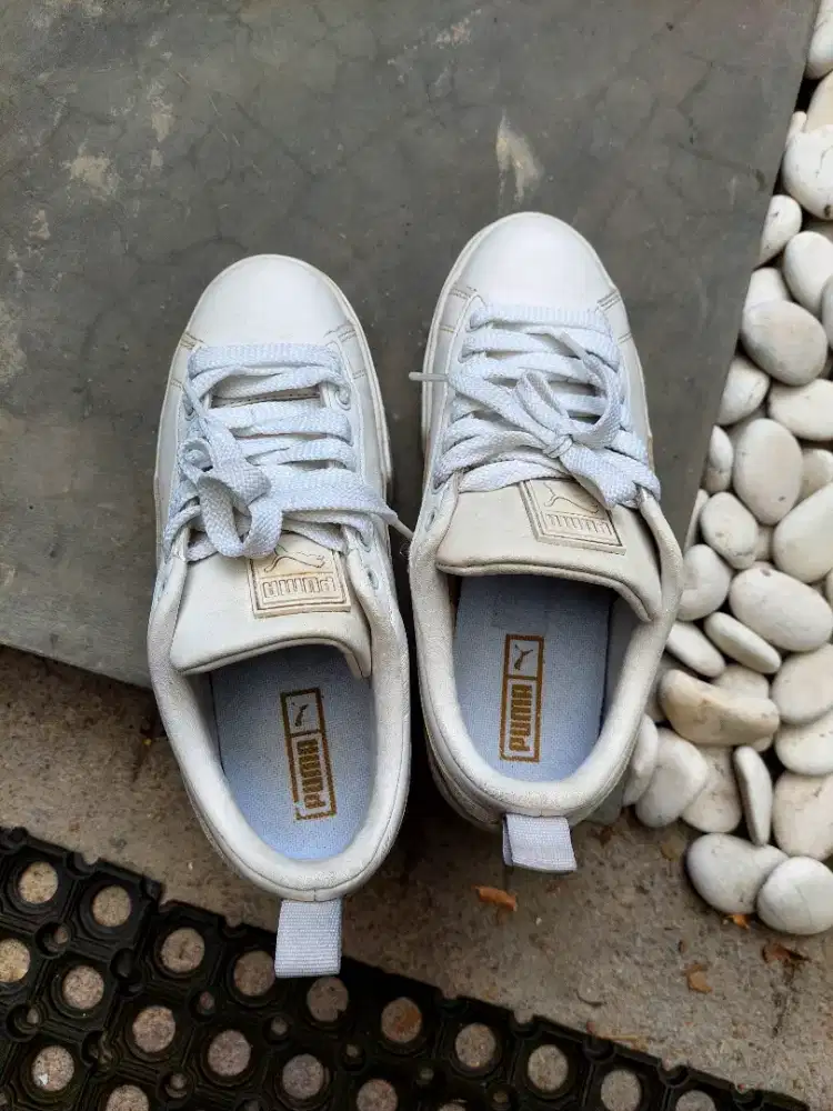 Sepatu putih sneaker wanita