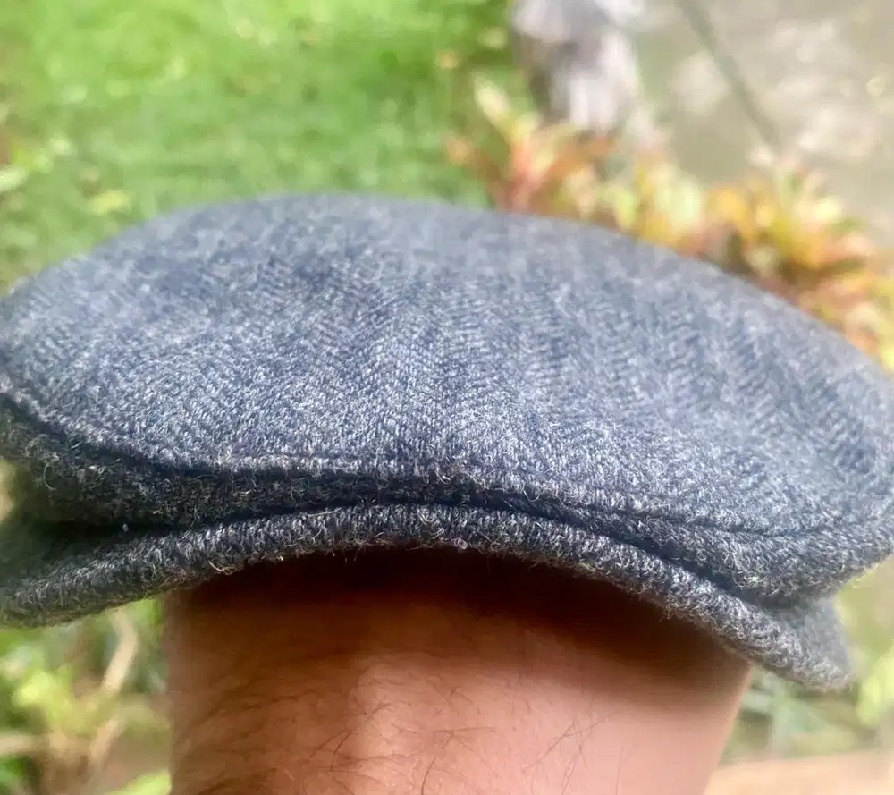 kemeja kotak Tommy H dan topi pet HnM