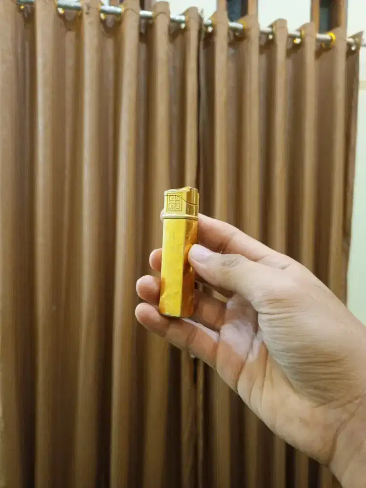 Korek Givenchy lapis emas