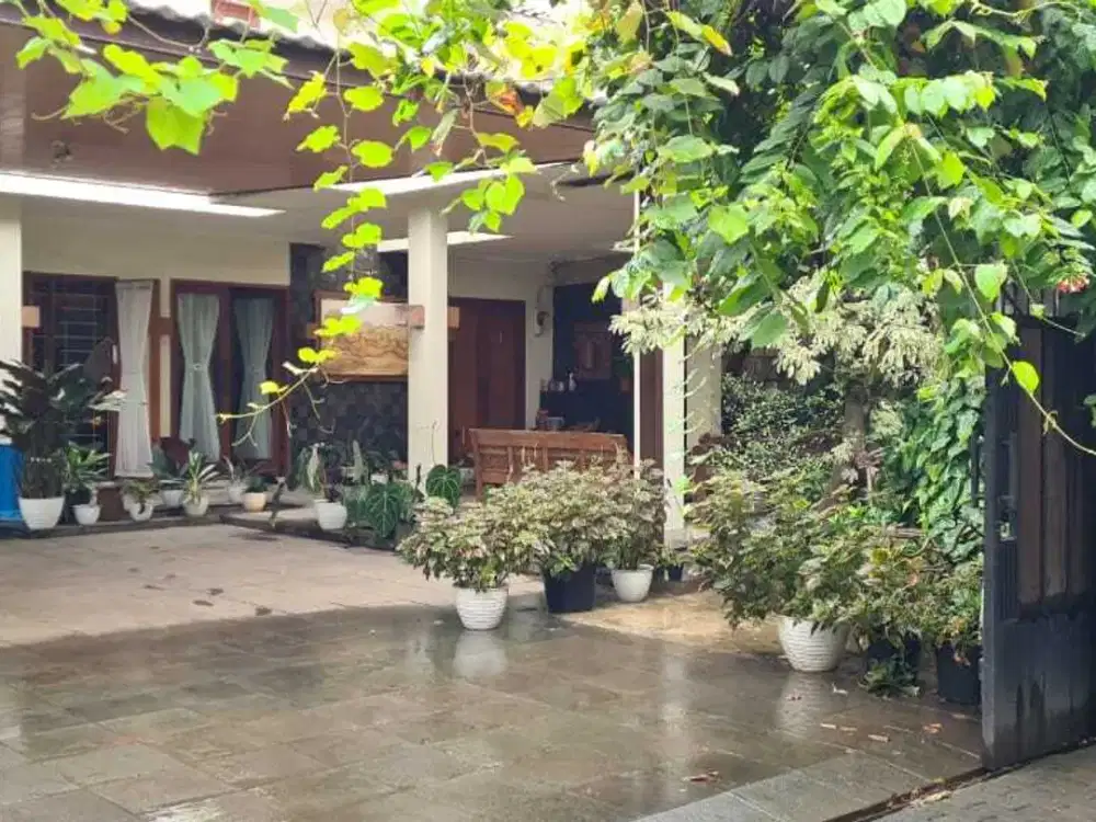 DIJUAL RUMAH ASRI 2 LANTAI DI LEBAK BULUS cuma 5 menit jalan kaki ke MRT