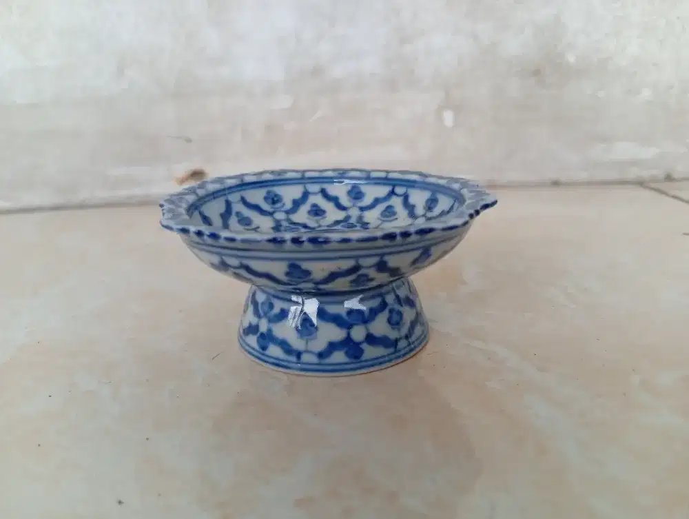 piring tumpuan porselen biru dan putih bergaya Thai Benjarong