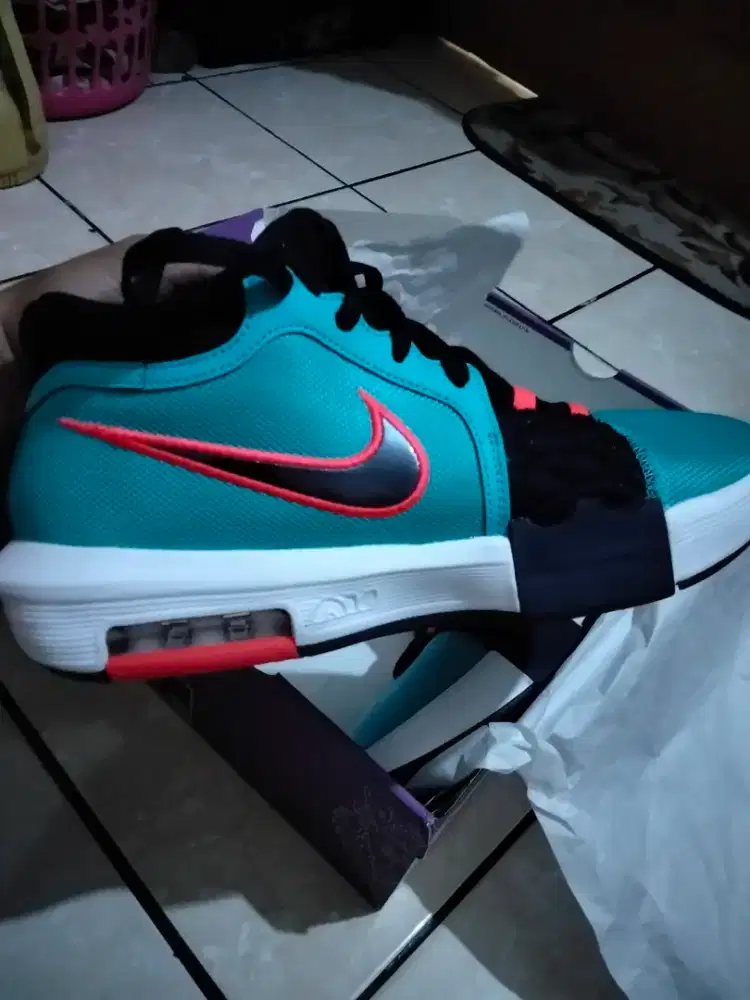 Sepatu Basket Lebron James