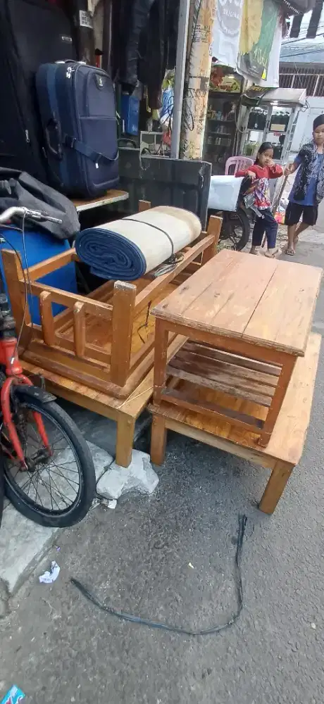 Meja lesehan buat usaha makanan sgang