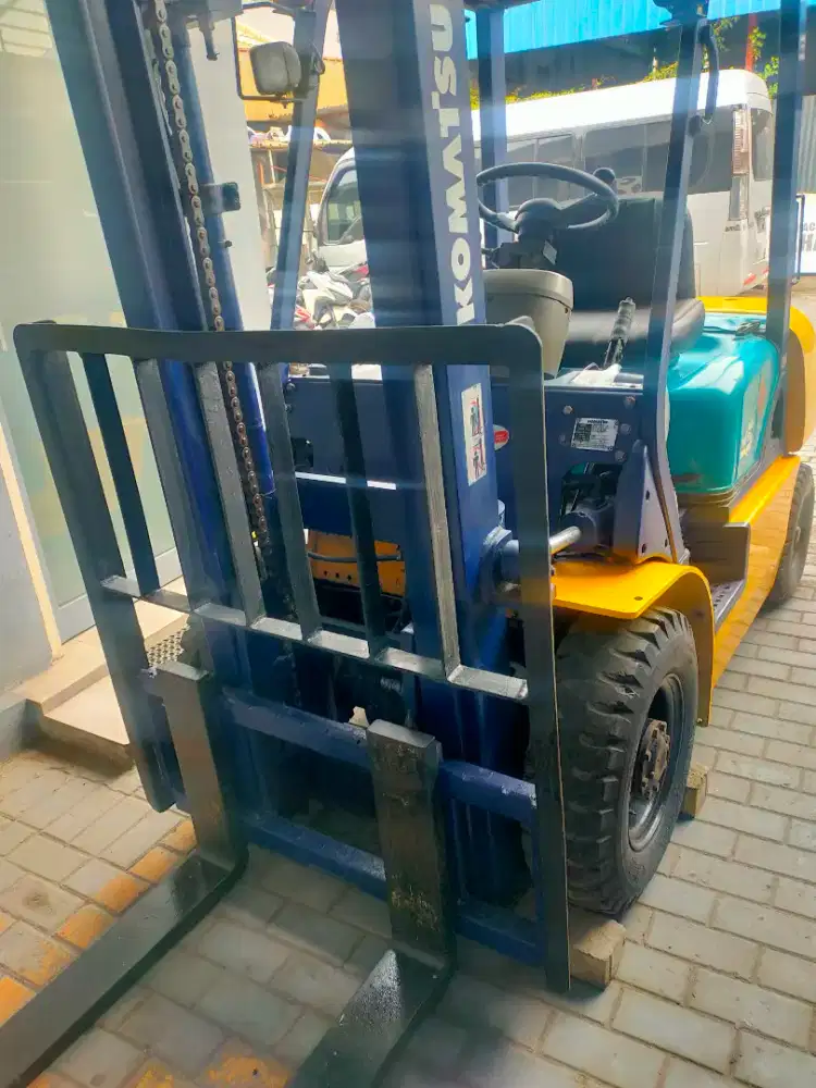 Forklift merek Komatsu model FD25JC-12 tahun 2001 tonase 2,5 ton