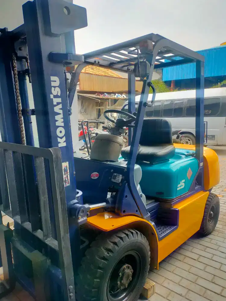 Forklift merek Komatsu model FD25JC-12 tahun 2001 tonase 2,5ton