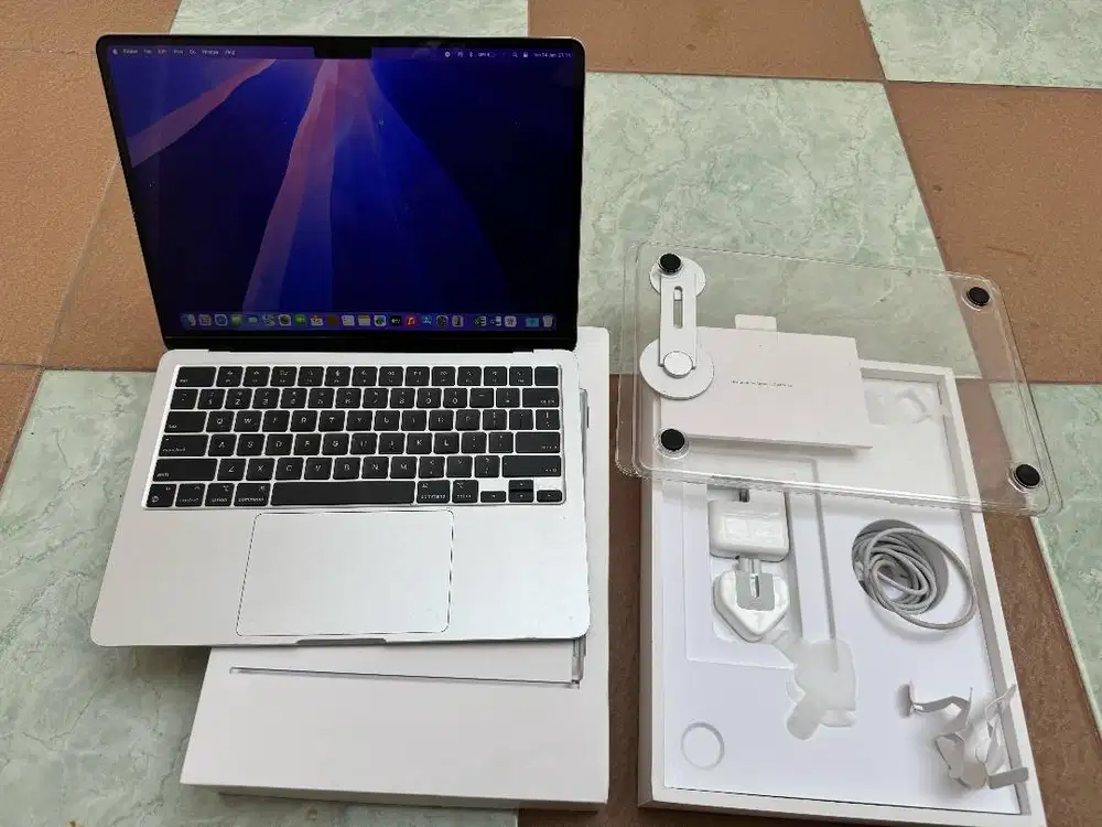MacBook Air M2 2022 RAM 8/512 GB Fullset Like New Siap Pakai