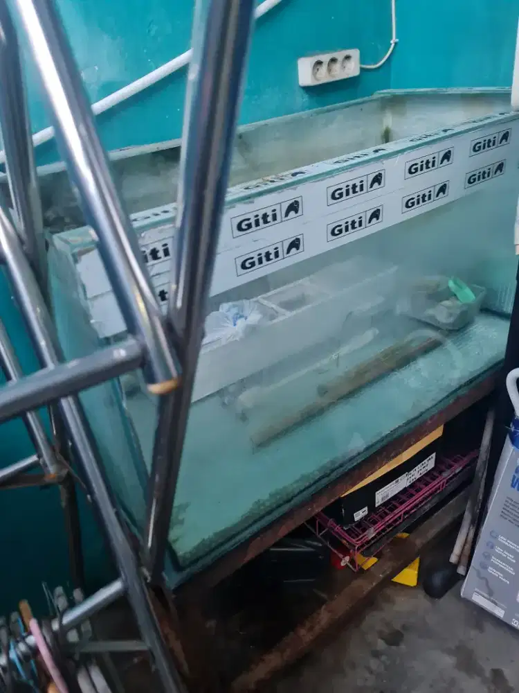 Aquarium 1 meter + Kaki nya