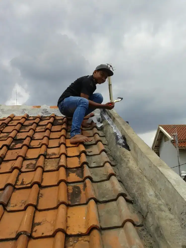 Perbaikan atap rumah yang bocor