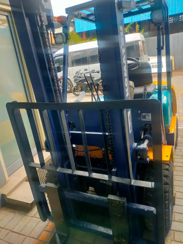 Forklift merek Komatsu model FD25JC-12 tahun 2001 tonase 2,5ton