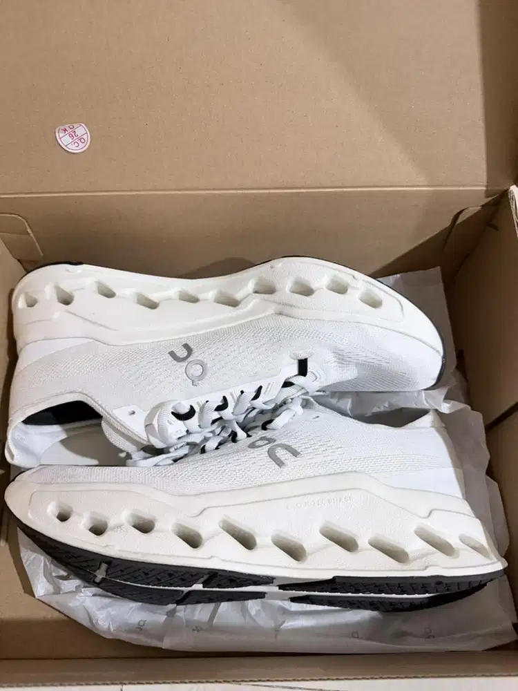 Sepatu ON Cloudsurfer white Size 10