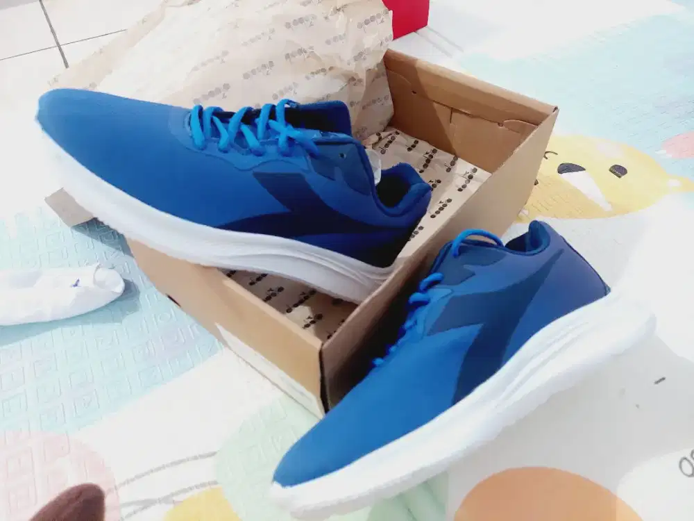 sepatu lari diadora
