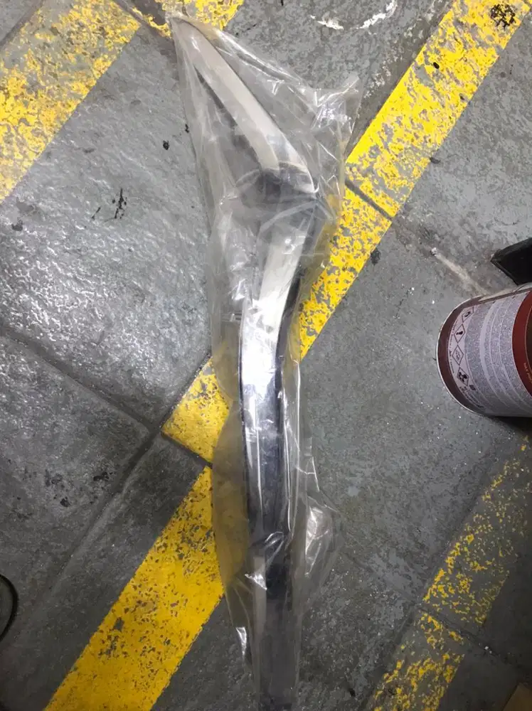 ALIS GRILLE CHROME MAZDA ( sebelah kanan )