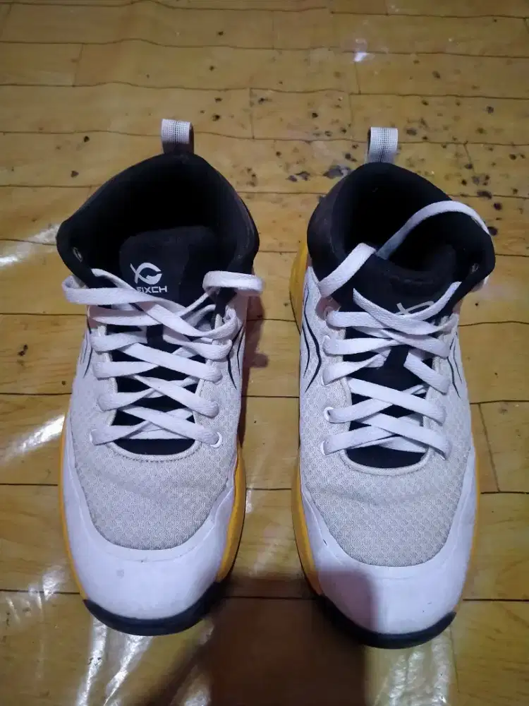 Sepatu voly brend fixs